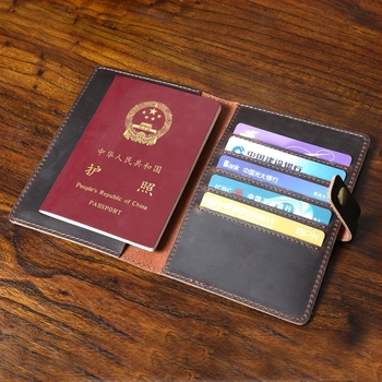 Uniszex utlevél-tartó valódi tehénbőrből, mágneses zárással — útlevél rekesz, kártya- és ID rekeszek, fénykép rekesz, testre szabható logó