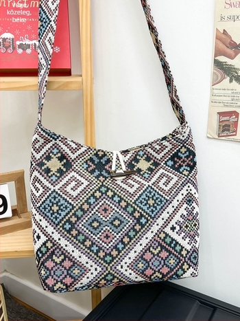 Jacquard anyag táskákhoz és ruházathoz — virágos mintázat, pamut és len; bélés poliészter; táska formája: dumpling; zárás: cipzár; belső zseb cipzárral