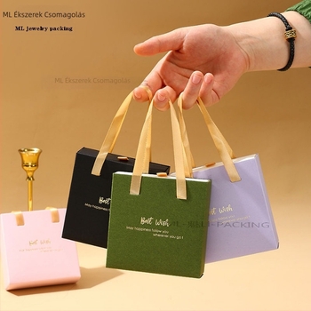 Raktáron: Háromrészes ékszer ajándékcsomag papírdobozban húzózsinórral (gyűrű, medál, fülbevaló). Márka ML; Anyag: műanyag; Csomagolás típusa: doboz; Csomagolási szint: értékesítési csomagolás; Specifikáció: 1