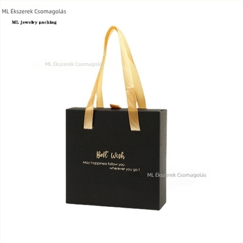 Raktáron: Háromrészes ékszer ajándékcsomag papírdobozban húzózsinórral (gyűrű, medál, fülbevaló). Márka ML; Anyag: műanyag; Csomagolás típusa: doboz; Csomagolási szint: értékesítési csomagolás; Specifikáció: 1