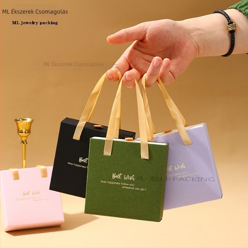 Raktáron: Háromrészes ékszer ajándékcsomag papírdobozban húzózsinórral (gyűrű, medál, fülbevaló). Márka ML; Anyag: műanyag; Csomagolás típusa: doboz; Csomagolási szint: értékesítési csomagolás; Specifikáció: 1