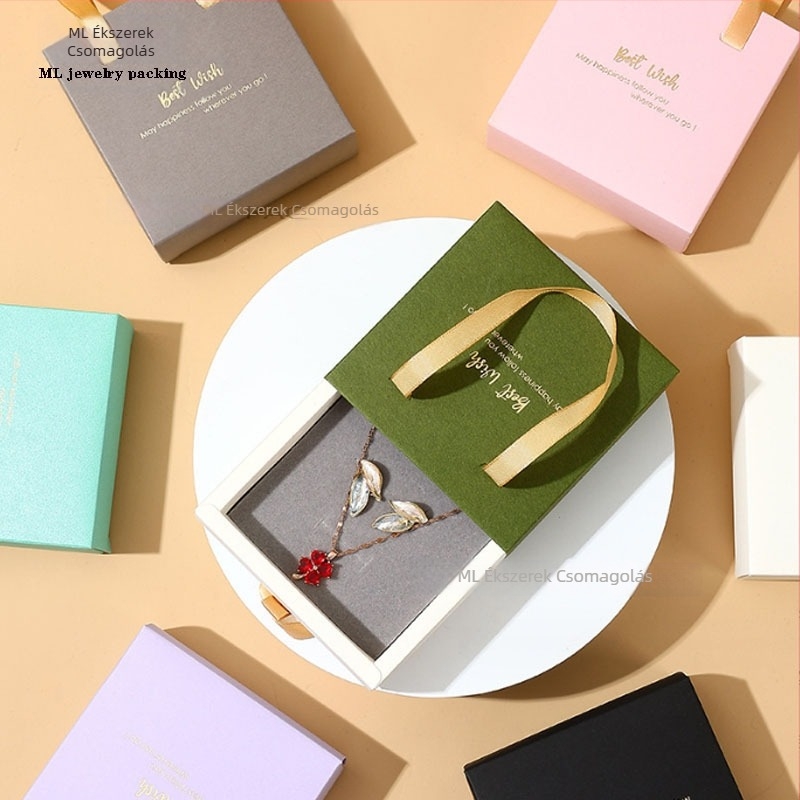 Raktáron: Háromrészes ékszer ajándékcsomag papírdobozban húzózsinórral (gyűrű, medál, fülbevaló). Márka ML; Anyag: műanyag; Csomagolás típusa: doboz; Csomagolási szint: értékesítési csomagolás; Specifikáció: 1