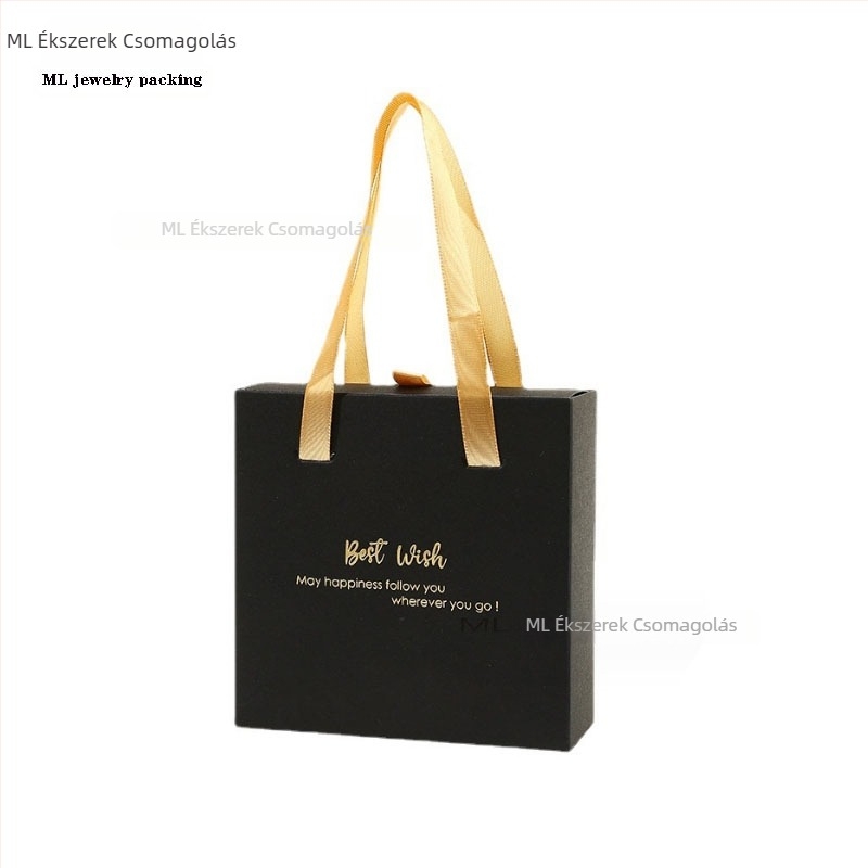 Raktáron: Háromrészes ékszer ajándékcsomag papírdobozban húzózsinórral (gyűrű, medál, fülbevaló). Márka ML; Anyag: műanyag; Csomagolás típusa: doboz; Csomagolási szint: értékesítési csomagolás; Specifikáció: 1