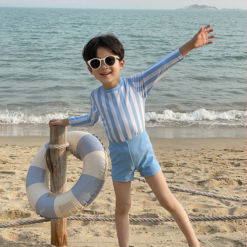 FÉÚknak szóló két részes úszószett – poliészter, koreai stílusú mintával és rajzfilmes motívummal, magas rugalmasság, briefs stílusú alsó, úszáshoz és vízben töltött tevékenységekhez