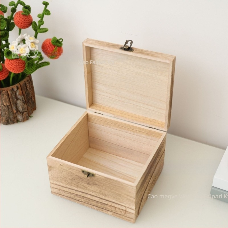 Paulownia fából készült figuratároló doboz zárható fedéllel, modell wx-5-15, 1 L kapacitás