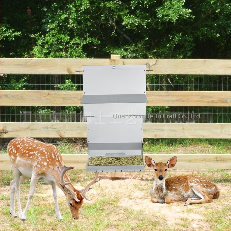 Falihoz szerelt, kültéri fém szarvasetető automata adagolóval és vízálló kivitel