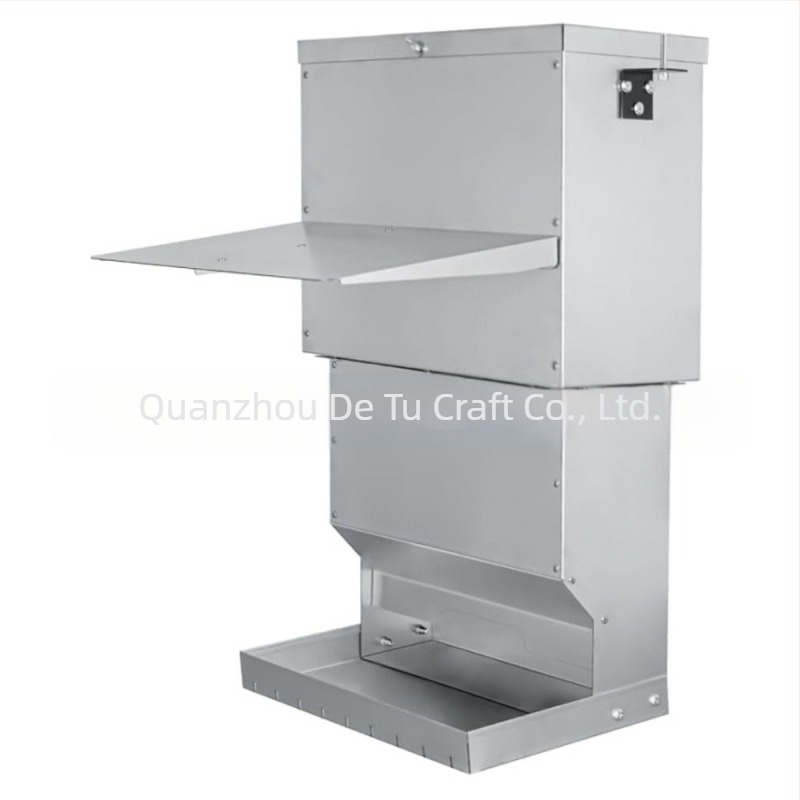 Falihoz szerelt, kültéri fém szarvasetető automata adagolóval és vízálló kivitel