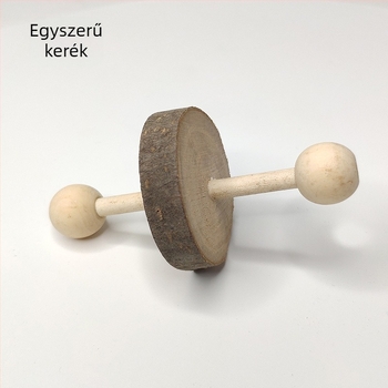 Almafa anyagú háziállat játék csengővel és forgó kerekekkel, harapós játék (Anyag: Almafa; Célközönség: Háziállatok; Import: Nem; Jellemzők: Csengő, forgó kerekek, harapós játék)