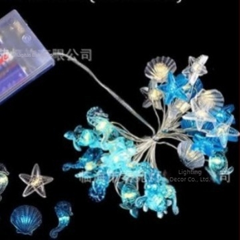 LED rézdrótos füzérvilágítás — Óceániai sorozat kagylókkal és tengeri csikóval, dekorációhoz kertbe vagy szobába; 20 LED, 2700K, 5000 lm, IP42, akkumulátoros üzemmód