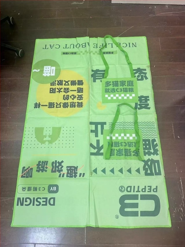 Kültéri kétfunkciós piknik takaró hátizsákkal, nedvességálló és sárálló, cipzáras, Oxford anyag 600D, 650 g, 2–4 fő részére