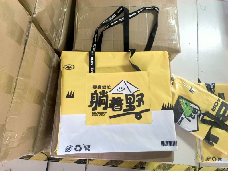 Kültéri kétfunkciós piknik takaró hátizsákkal, nedvességálló és sárálló, cipzáras, Oxford anyag 600D, 650 g, 2–4 fő részére