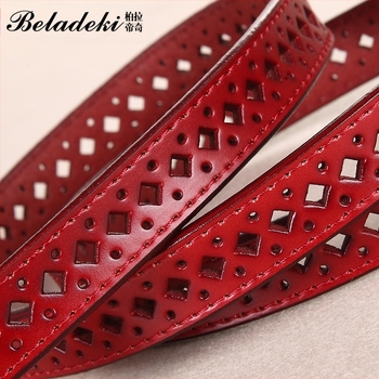 Uniszex bőröv természetes bőrből, két réteg marhabőrből, négyszögletes övcsattal, tűs záródással, üreges dizájn