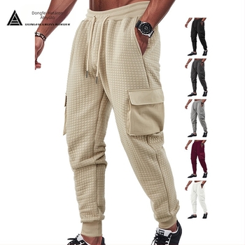 Férfiak szabadidő-munkanadrág, lazán szabott fazon, jacquard apró négyzetek mintázattal, rugalmas poliészter anyag, több zsebbel
