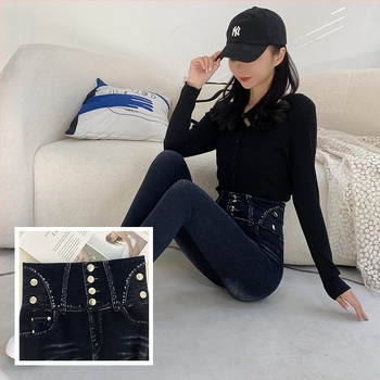 Modál anyagú cropped leggings, magas elasztikusság, karcsúsított szabás, mintázat