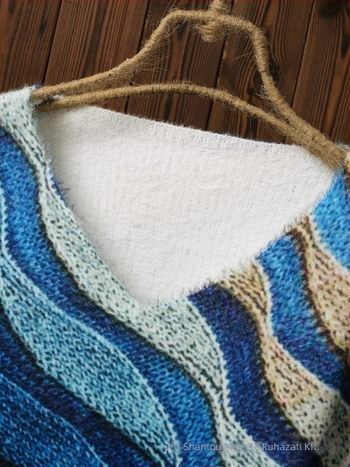 Női V-nyakú jacquard pulóver, karcsú szabás, poliészter anyag