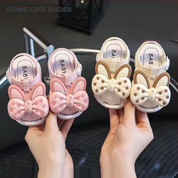 Lányoknak szóló nyári szandál karikatúra mintával, csúszásmentes talppal, csatokkal záródó, PVC felsőrész és talp, 1–6 éveseknek