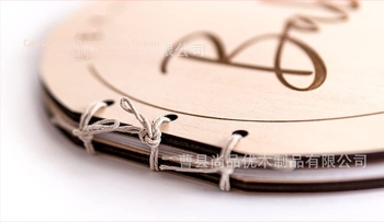 Kör alakú fa emlékkönyv babakereszteléshez gravírozott borítóval — DIY emlékkönyv és üzenetkönyv, rajzfilmszerű stílus; Anyag: fa; Márka: Shangpinyou; Kategória: Dísztárgyak; Stílus: Modern egyszerűség