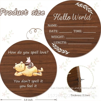 Fából készült babatáblát Hello World felirattal fotózásokhoz — modern minimalist stílus, otthonra vagy irodába