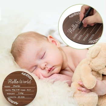 Fából készült babatáblát Hello World felirattal fotózásokhoz — modern minimalist stílus, otthonra vagy irodába