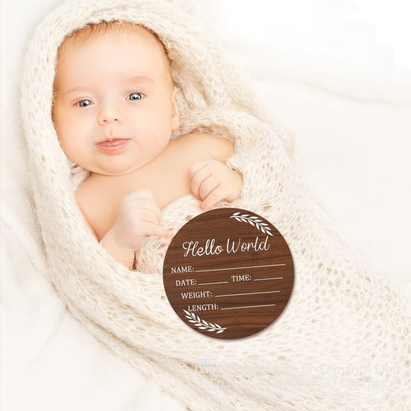 Fából készült babatáblát Hello World felirattal fotózásokhoz — modern minimalist stílus, otthonra vagy irodába