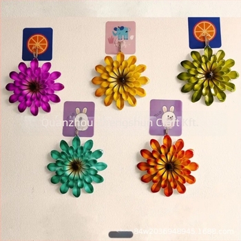 Fém virág falidísz – modern minimalist stílus, polírozott felület, félig kézi és félig mechanikus elkészítés; súly körülbelül 53 g adagonként.