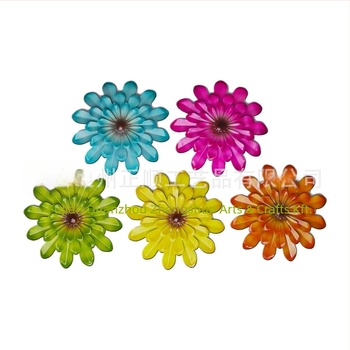 Fém virág falidísz – modern minimalist stílus, polírozott felület, félig kézi és félig mechanikus elkészítés; súly körülbelül 53 g adagonként.