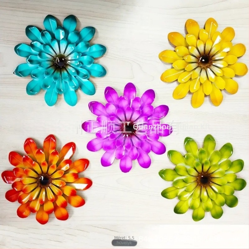 Fém virág falidísz – modern minimalist stílus, polírozott felület, félig kézi és félig mechanikus elkészítés; súly körülbelül 53 g adagonként.