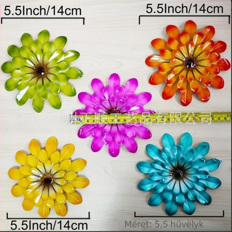 Fém virág falidísz – modern minimalist stílus, polírozott felület, félig kézi és félig mechanikus elkészítés; súly körülbelül 53 g adagonként.