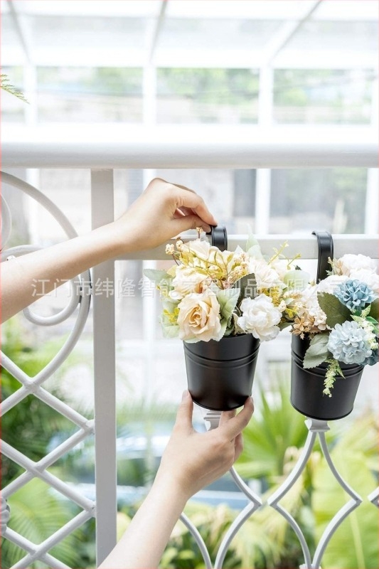 Virágtartó vasból, falra szerelhető és függő kivitel, galvanizált vas, porbevonatú felület