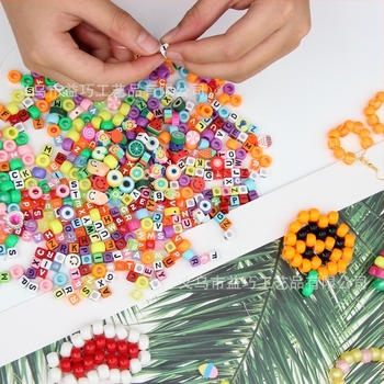 Polimer agyag gyöngy készlet DIY ékszerekhez — mosolygó póni gyöngyök, hengeres gyöngyök, betűk, gyümölcs motívum