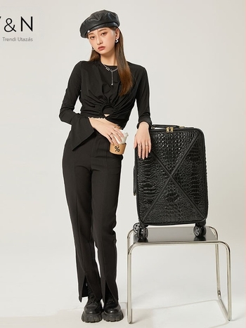 PVC utazótáska krokodil bőr imitációjával, cipzáras záródás, vízálló és kopásálló, univerzális kerekekkel és zárakkal