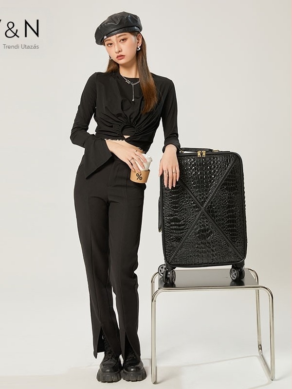 PVC utazótáska krokodil bőr imitációjával, cipzáras záródás, vízálló és kopásálló, univerzális kerekekkel és zárakkal