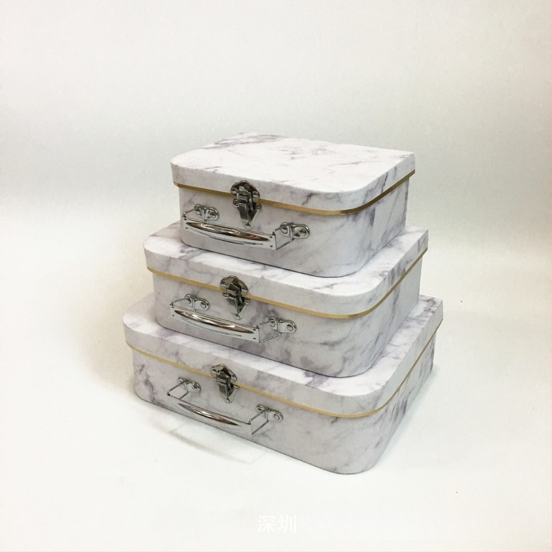 Háromrészes márvány mintázatú doboz készlet kézi hordozóval – esküvői, virág- és nassolnivaló csomagoláshoz; papír/karton anyag, offset nyomtatás, logó nyomtatás, testreszabható feldolgozás