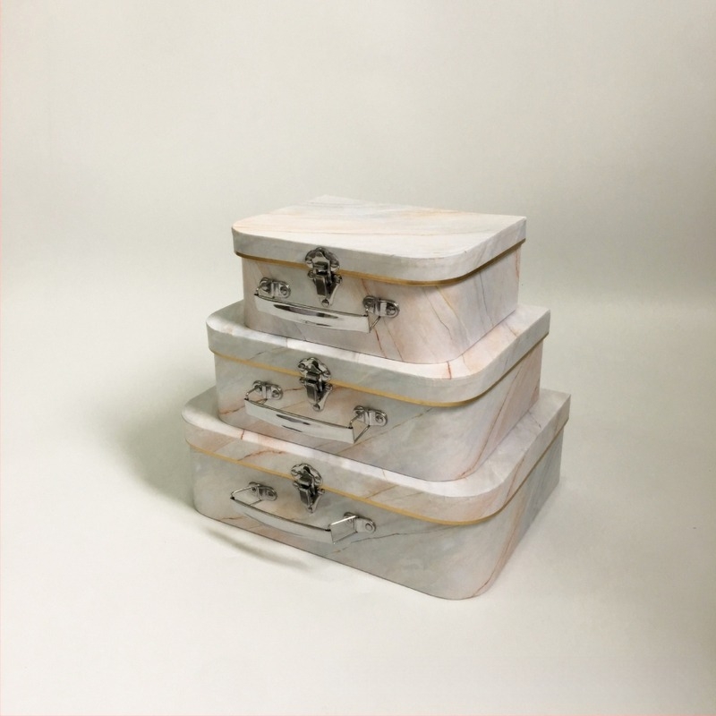 Háromrészes márvány mintázatú doboz készlet kézi hordozóval – esküvői, virág- és nassolnivaló csomagoláshoz; papír/karton anyag, offset nyomtatás, logó nyomtatás, testreszabható feldolgozás