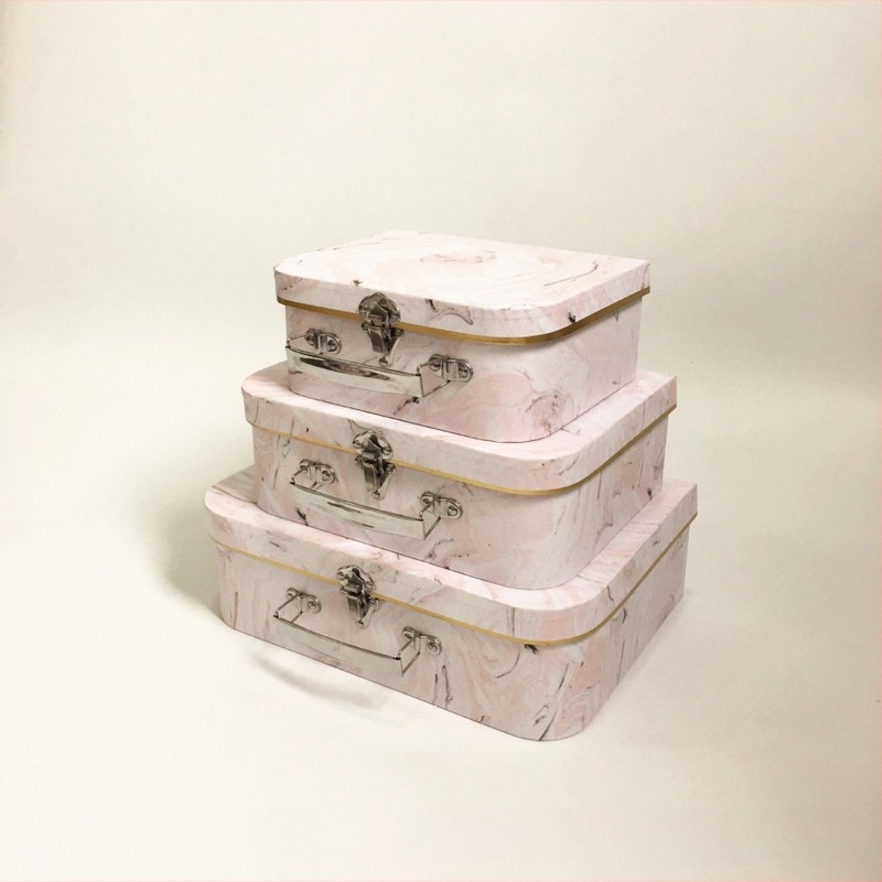 Háromrészes márvány mintázatú doboz készlet kézi hordozóval – esküvői, virág- és nassolnivaló csomagoláshoz; papír/karton anyag, offset nyomtatás, logó nyomtatás, testreszabható feldolgozás