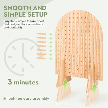 Fából készült kiállító állvány szegpanellel, modern minimalist stílus