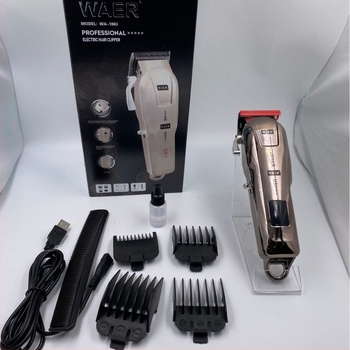 Újratölthető hajvágó készülék beépített akkumulátorral (300–500 mAh), üzemidő 1–3 óra, titánium ötvözetű vágófej, kefés motor, cserélhető és mosható vágófej