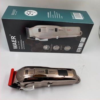 Újratölthető hajvágó készülék beépített akkumulátorral (300–500 mAh), üzemidő 1–3 óra, titánium ötvözetű vágófej, kefés motor, cserélhető és mosható vágófej