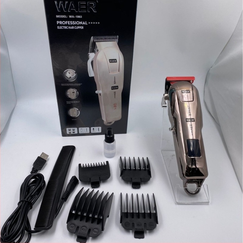 Újratölthető hajvágó készülék beépített akkumulátorral (300–500 mAh), üzemidő 1–3 óra, titánium ötvözetű vágófej, kefés motor, cserélhető és mosható vágófej