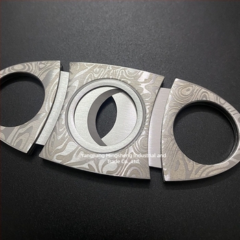 Rozsdamentes acélból készült szivarvágó, relief mintázat, kétélű penge, hordozható (rozsdamentes acél; relief mintázat; kétélű penge)