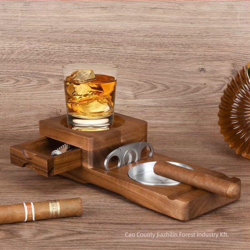 Fából készült hamutartó és pohártartó, szivarvágóval és whisky tálcával