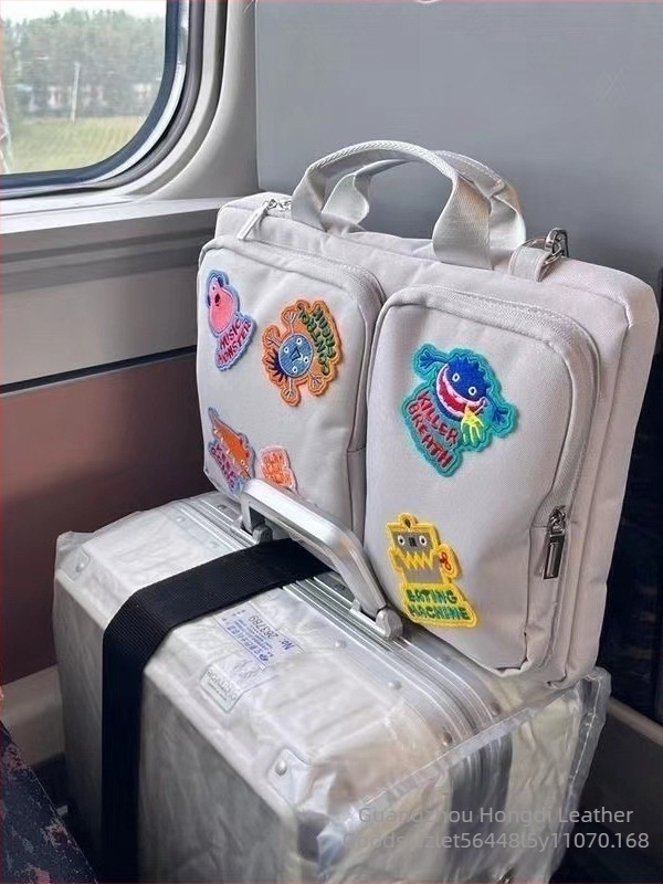 Laptop táska diagonális vállpánttal, niche design Monster patch-sel, Oxford anyag, anime mintázat, poliészter bélés, uniszex, 2025 tavasz