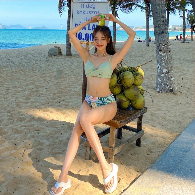 Háromrészes magas derekú, felosztott bikiniszett melltartó betéttel, nylon 82%, 200 g súlyú, poliészter bélés a fürdéshez