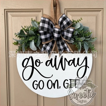 Fából készült ajtóplakett masnival és koszorúval – modern, minimalist dekoráció