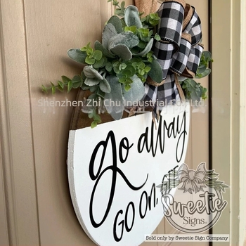 Fából készült ajtóplakett masnival és koszorúval – modern, minimalist dekoráció