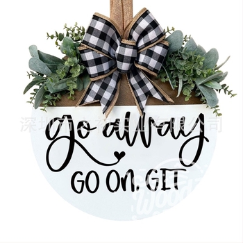 Fából készült ajtóplakett masnival és koszorúval – modern, minimalist dekoráció