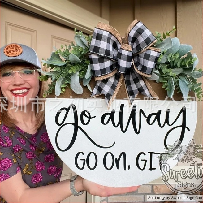 Fából készült ajtóplakett masnival és koszorúval – modern, minimalist dekoráció