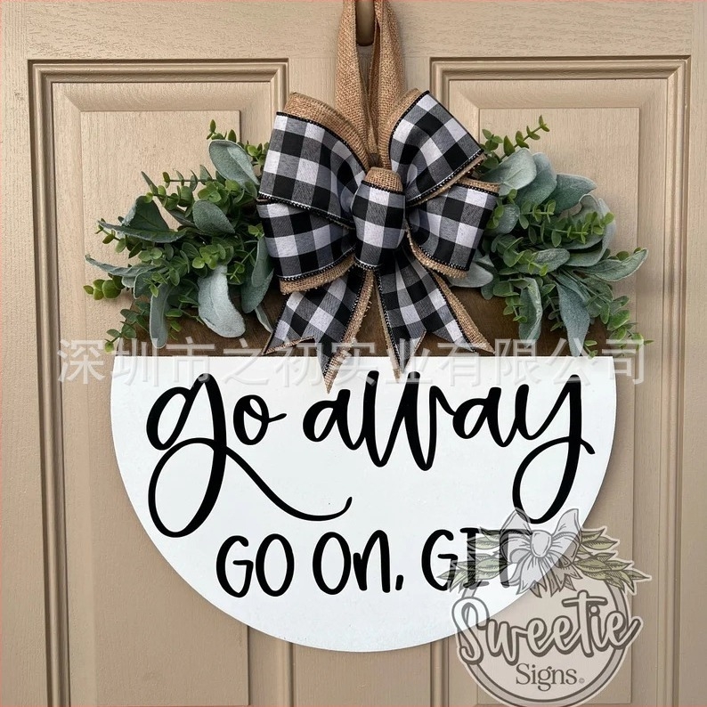 Fából készült ajtóplakett masnival és koszorúval – modern, minimalist dekoráció