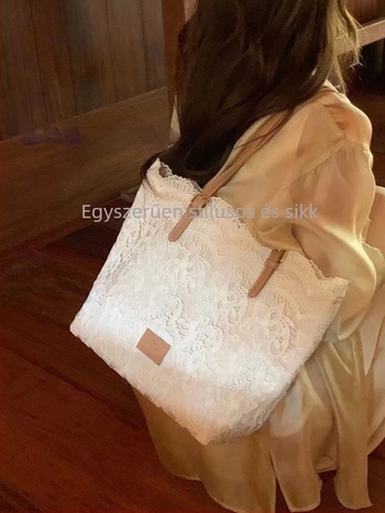 Csipkés tote táska, függőleges négyszögletes forma, mágneses zárás, poliészter bélés