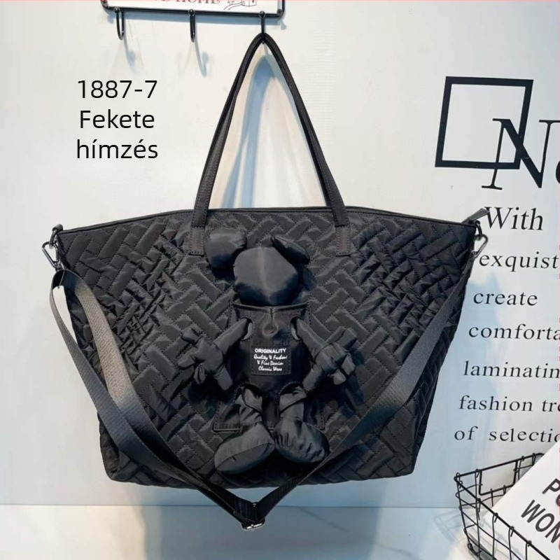 Nylon tote táska poliészter bélés, cipzáras nyitás, három vállpánt, belső zsebek: cipzáros és telefonzseb.